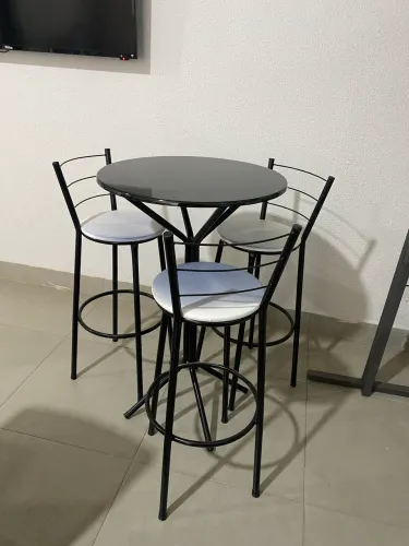 Mesa Bistro com 3 Banquetas
