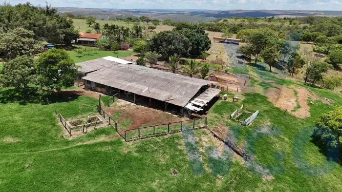 Fazenda para Venda em Alexânia, Alexânia, 3 dormitórios, 2 suítes, 2 banheiros, 4 vagas