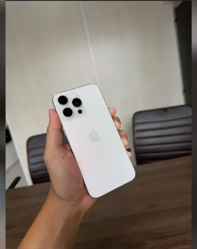 iPhone 15 Pro Max titânio Branco 256GB 6 meses de garantia