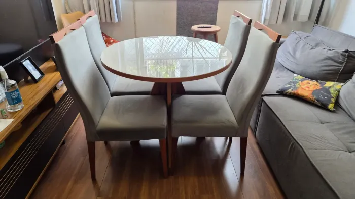 Oportunidade: Conjunto de Jantar Mesa Redonda Pedestal Madeira + 4 Cadeiras Suede Cinza 