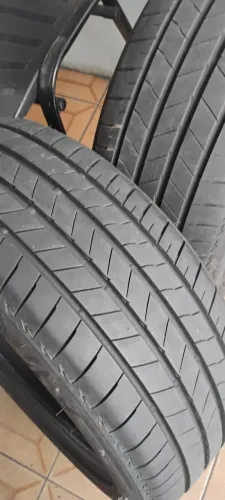 2 Pneus 215/50 R 17 com pequena avaria vale a pena