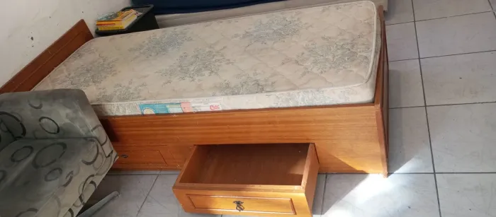Cama solteiro com gavetas e colchão 