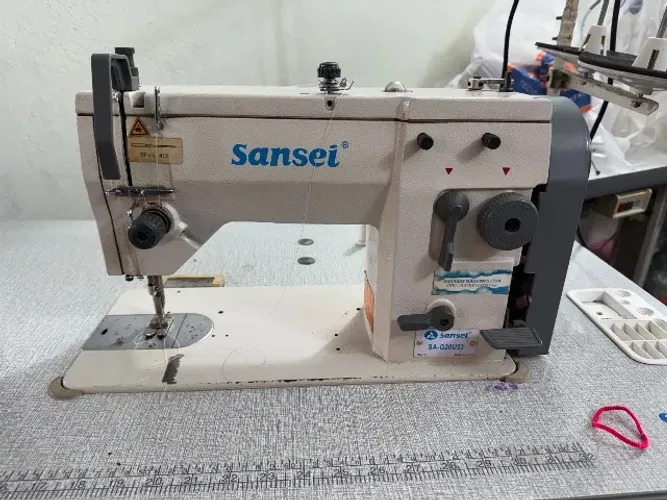 Máquina de Costura Industrial Reta Sansei SA-G20U93 Completa com Mesa e Pedal