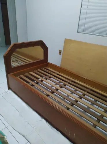 Cama de solteiro em madeira