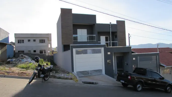Casa Sobrado de 03 dormitórios ( um suite e 2 com sacada) perto faculdade em Extrema MG