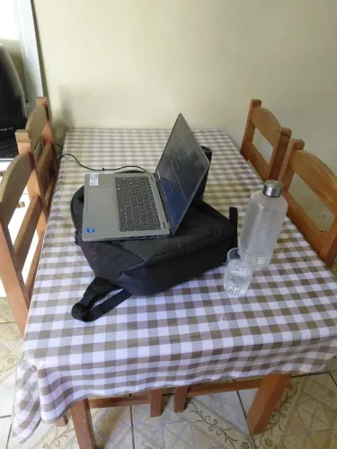 Mesa de jantar 4 lugares (pequenas marcas de uso) R$ 350