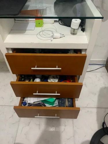 Mesa de Escritório - madeira maciça com tampo de vidro.