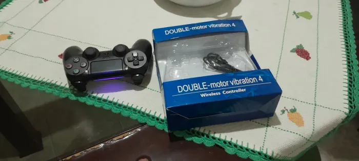 Controle compatível com PC e PS4