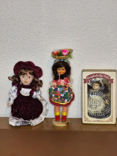 2 bonecas de porcelana e uma portuguesa com olhos articulados