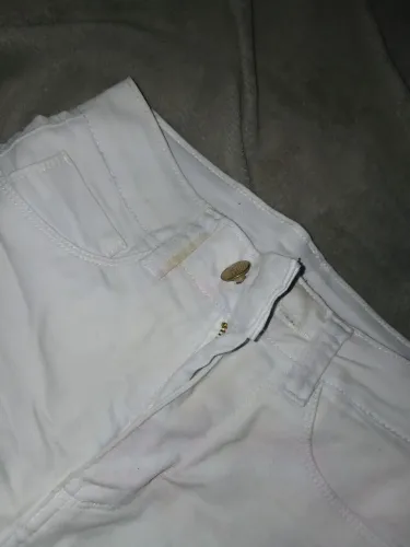 Short jeans branco feminina usada com algumas manchinhas<br>