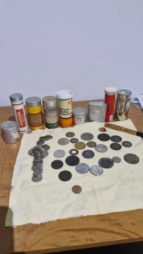 Moedas e latas antigas