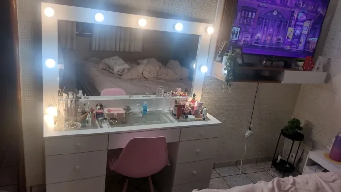 Vendo penteadeira camarim nova , com todas as luzes, enorme