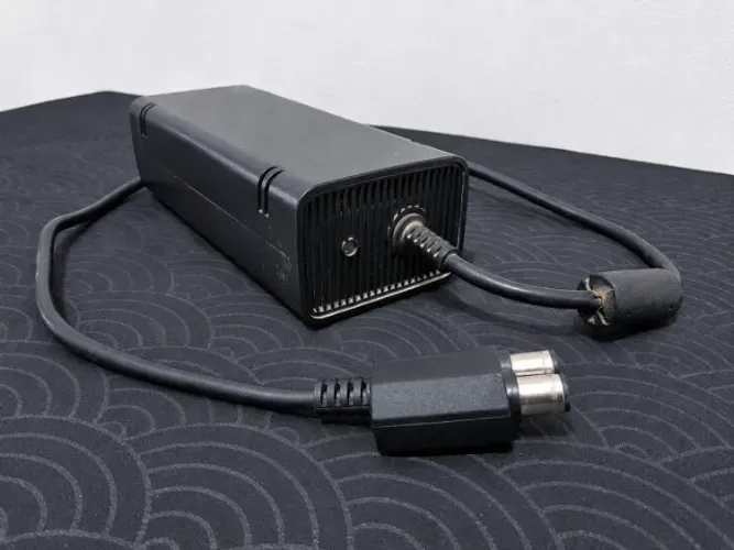 Fonte Xbox 360 Slim Paralela (Com Defeito / Luz Vermelha) Para Peças