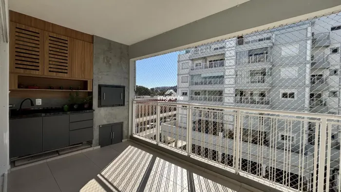 Apartamento amplo e semi mobiliado