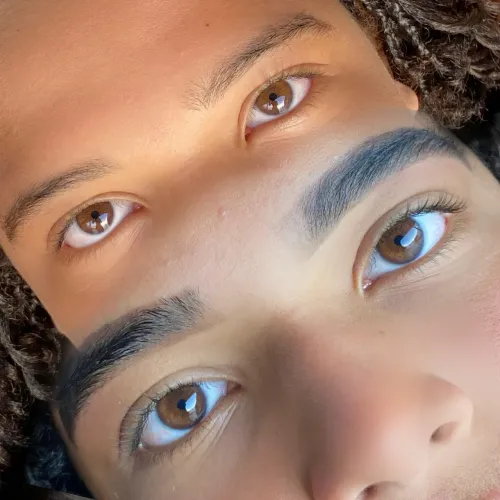 Ofereço serviços de design de sobrancelhas