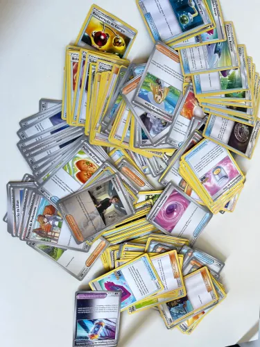 Kit com um bolo com cartas de treinadores Pokémon