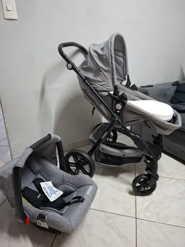 Carrinho bebê Moisés com bebê conforto Cosco