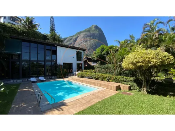 Casa com piscina e gramado na Joatinga