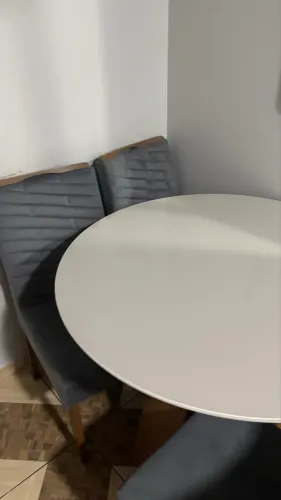 Vendo mesa com 4 cadeiras em perfeito estado