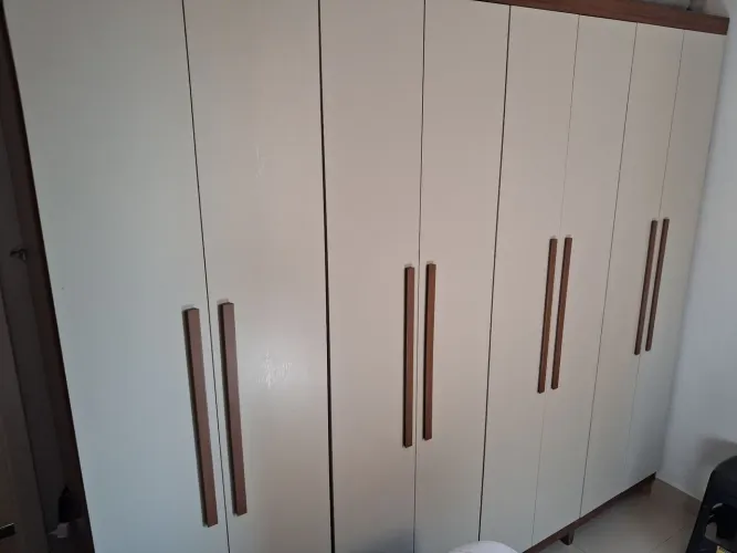 Vendo guarda-roupa 8 portas em excelente estado (semi-novo)