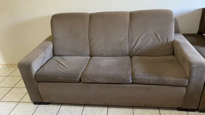 CONJUNTO DE SOFÁS 2 E 3 LUGARES - MADEIRA REFORÇADA - MUITO CONFORTÁVEL