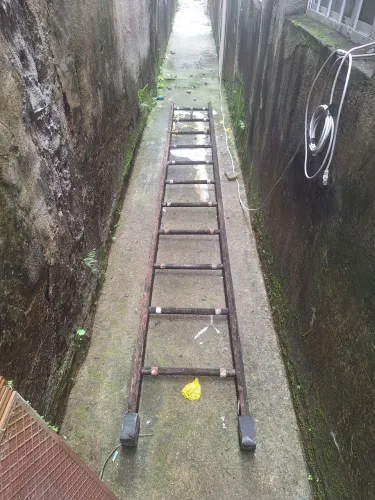 Escada de madeira 