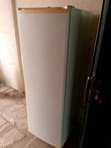 Vendo essa geladeira consul pequena usada funcionando tudo perfeitamente,260 litros.