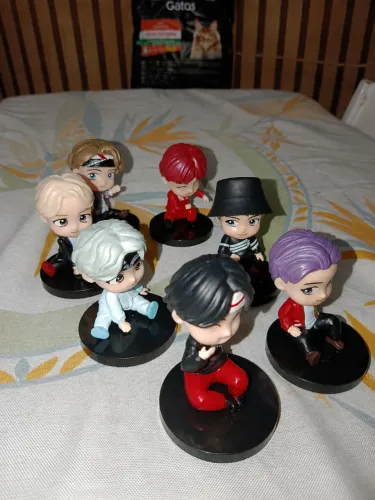 Kit com 7 Bonecos Colecionáveis BTS - Com Bases