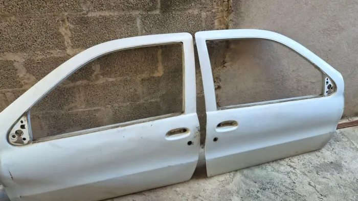 Vendo 2 portas do palio 97 vidros e um retrovisor.