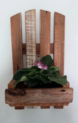 floreira de madeira rústica feita em madeira mesmo com detalhes elegantes pequenos vasos
