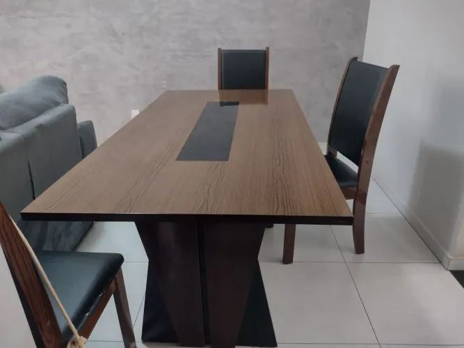 Linda mesa de jantar com 6 cadeiras semi nova