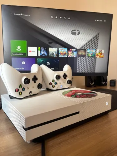 Xbox One S | 02 Controles | 500GB | Funcionando perfeitamente