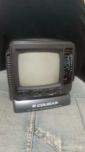 Mini TV Portátil Retrô Cougar CGTV-501 com Rádio AM/FM - Vintage