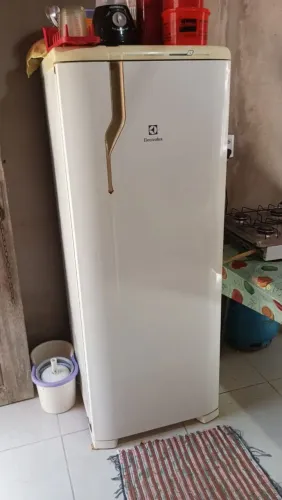 Vende- se uma geladeira semi nova em perfeito estado.