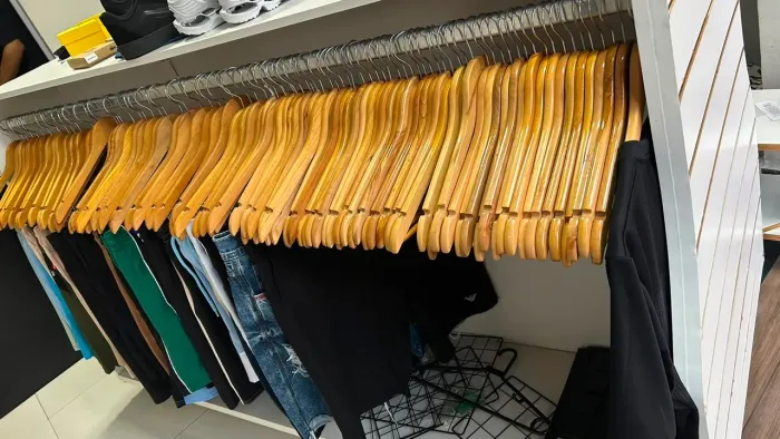 Mesa expositor com cabideiro dos 2 lados 