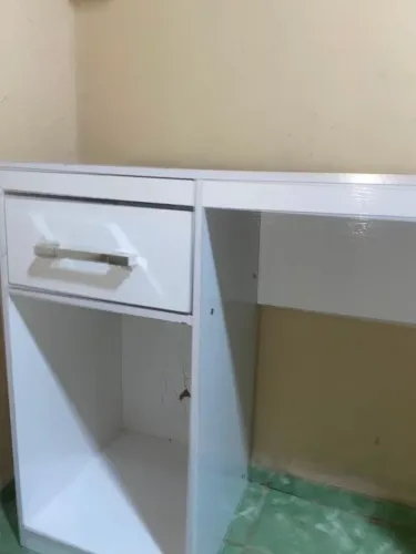 Mesa de Escritório Branca Com Gaveta e Porta Livros