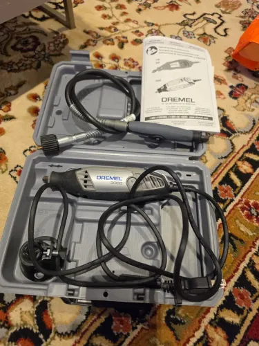 Retifica Dremel 3000 com eixo de extensao e maleta. Faltam acessorios e partes. 120volts.