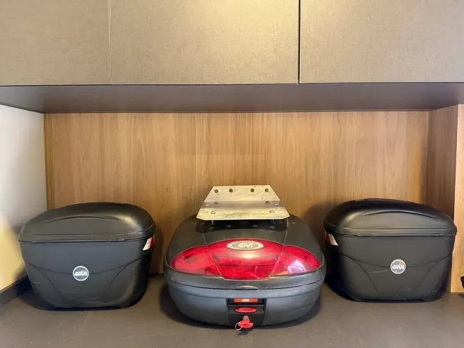 Baús Laterais Givi E21 + baú traseiro Givi 45L