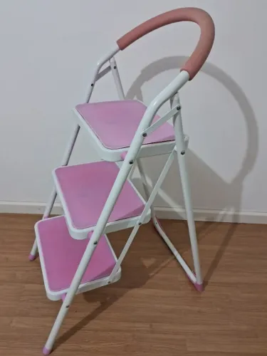 Escada de aço rosa 3 degraus