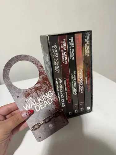 Coleção The Walking Dead - Robert Kirkman | 5 Volumes + Placa de Porta