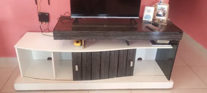 Rack de sala grande com pequenas marcas de uso mais muito boa
