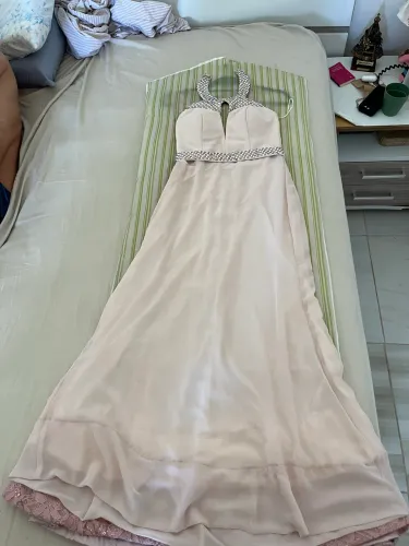 Vestido longo de festa rosa chá com Paetês 