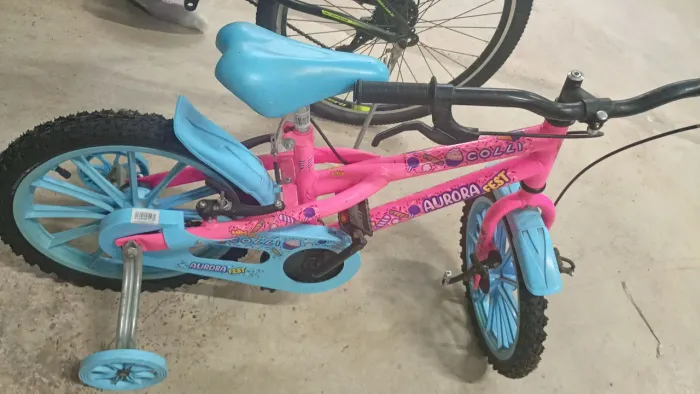 Bicicleta nova na caixa Menino e Menina