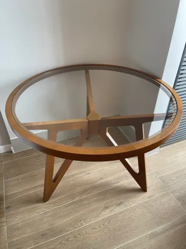 Mesa redonda de madeira com tampo de vidro