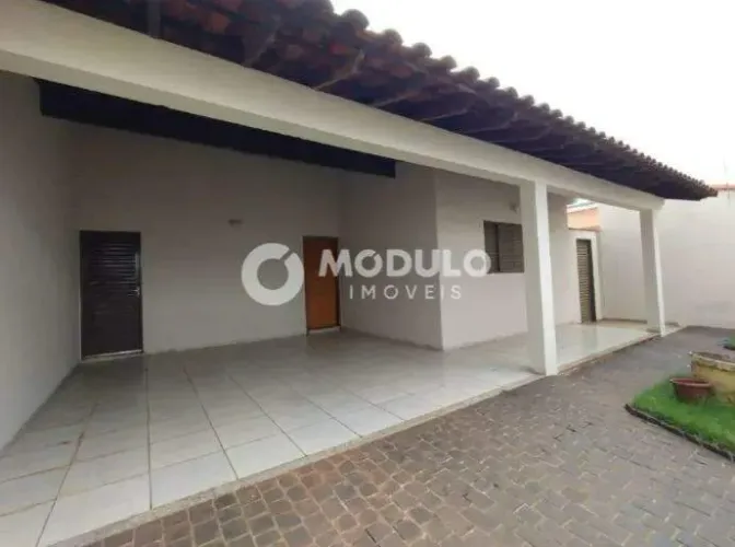 Casa residencial disponível para locação no bairro Presidente Roosevelt.