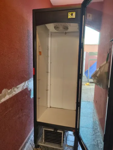 Geladeira Expositora Metal Frio 350L temperatura 0 a 9°C
