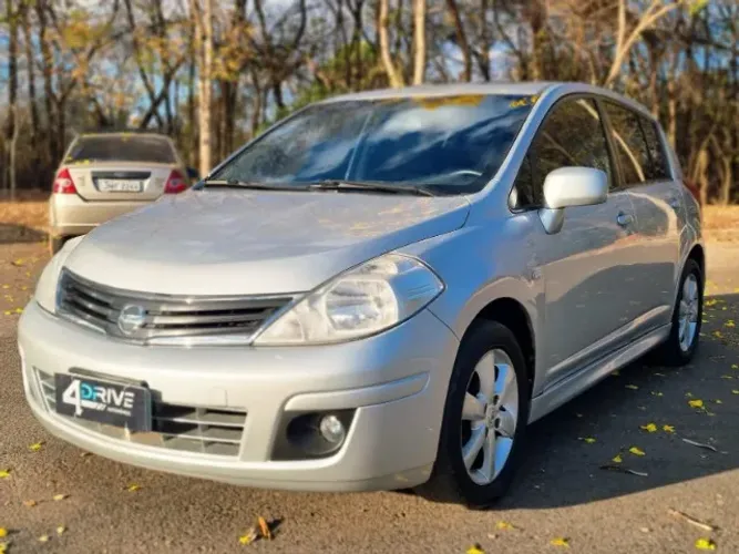 Nissan Tiida SL 1.8/1.8 Flex 16V Mec. 2013