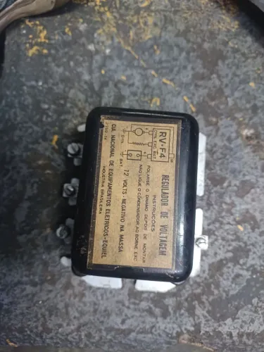 regulador de voltagem automotivo para dínamos, modelo RV-F4 da marca EQUIEL.