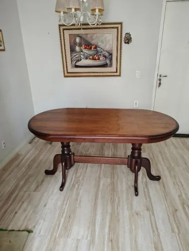 Mesa de Jantar Clássica em Imbuia Maciça | Tampo Oval | Pés Esculpidos | Peça Elegante