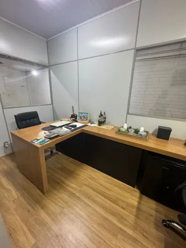 Mesa planejada para escritório moderno com piso vinílico amadeirado.